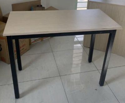 Bàn làm việc chân sắt 1m2 thanh lý giá rẻ